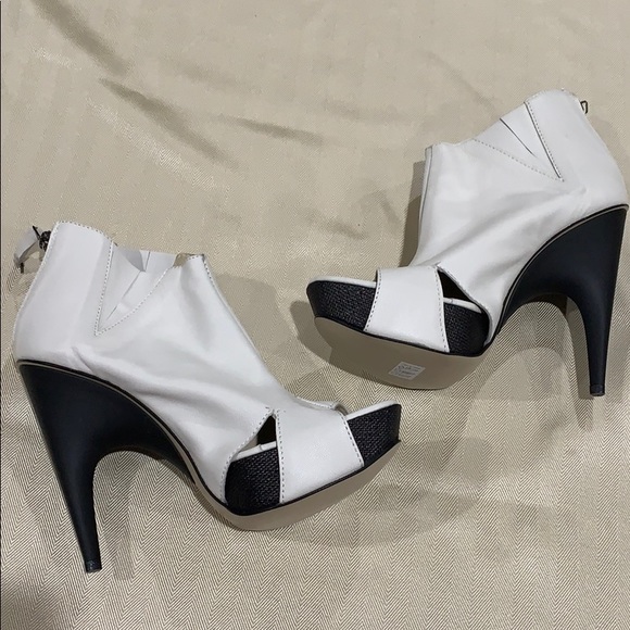 CNC CoSTUME NATIONAL white leather ankle booties - Picture 5 of 8
